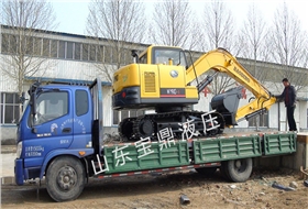 宝鼎挖掘机公司给客户发车图