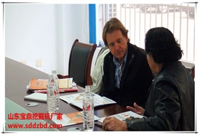 巴西客商详细了解宝鼎挖掘机系列产品