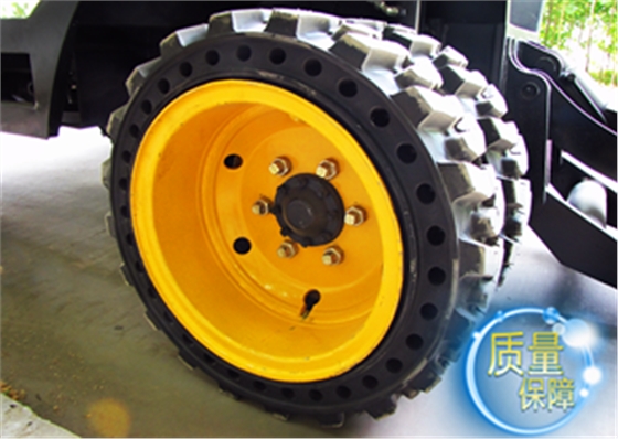 抓机采用实心轮胎设计 抓机采用实心轮胎设计