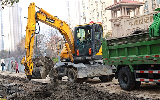 80轮式挖掘机 80轮式挖掘机