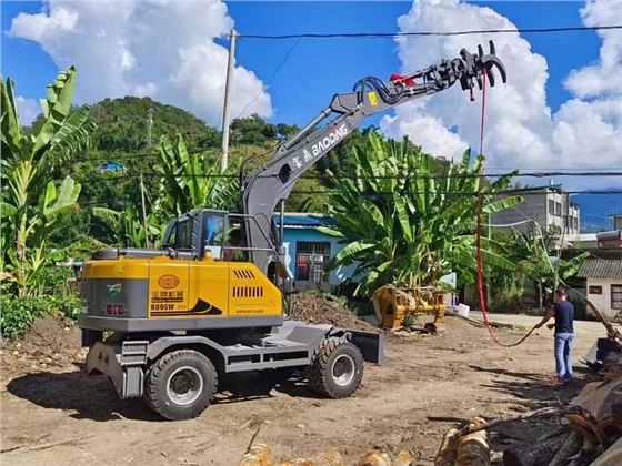 轮式抓木机.jpg 轮式抓木机.jpg