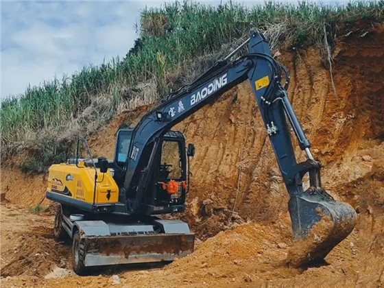 宝鼎挖掘机.jpg 宝鼎挖掘机.jpg