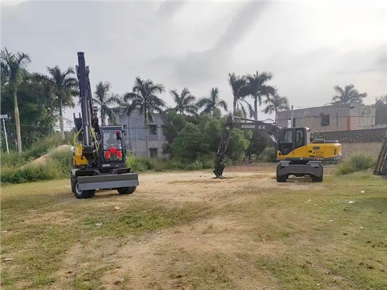 轮式抓木机.jpg 轮式抓木机.jpg