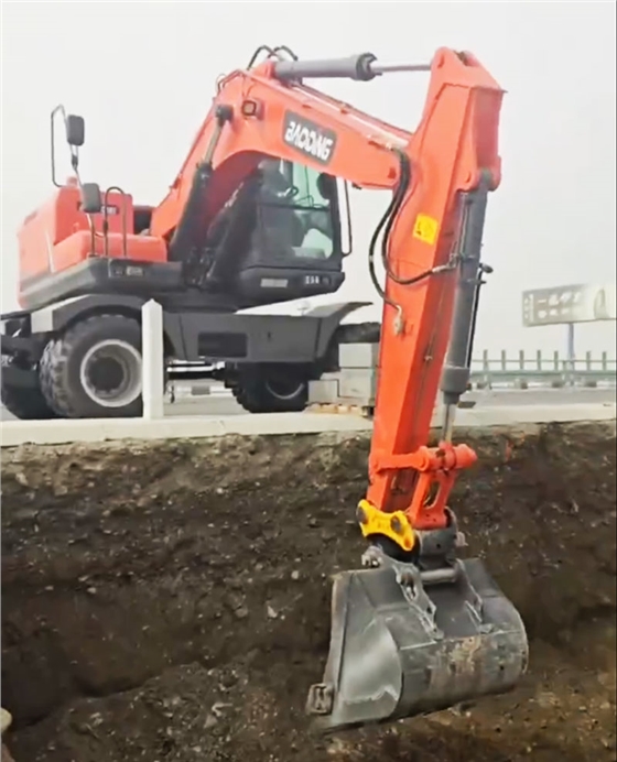 宝鼎150挖掘机.jpg 宝鼎150挖掘机.jpg