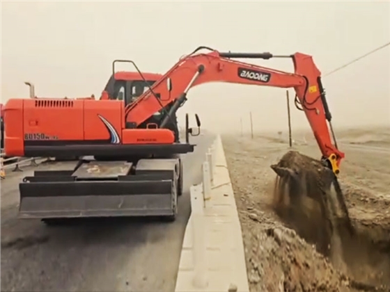 宝鼎轮式挖掘机.jpg 宝鼎轮式挖掘机.jpg