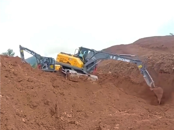 宝鼎挖掘机.jpg 宝鼎挖掘机.jpg