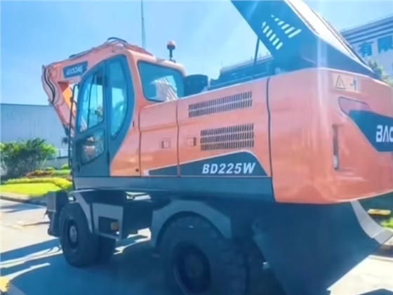 宝鼎BD225挖掘机.jpg