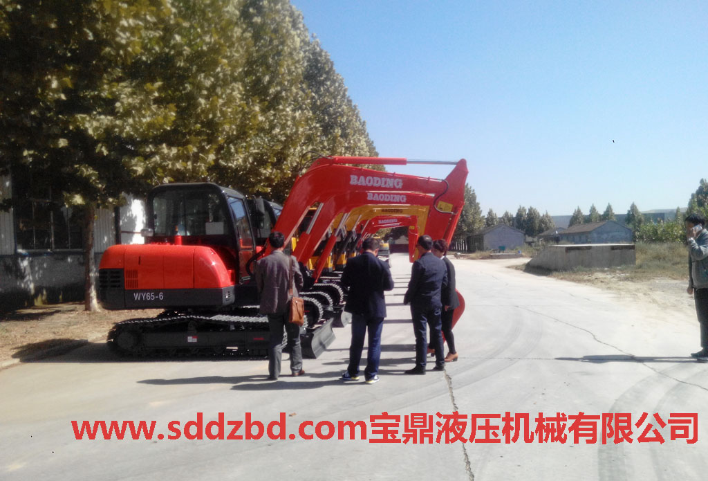 东北客户参观德州宝鼎液压机械有限公司挖掘机械产品 东北客户参观德州宝鼎液压机械有限公司挖掘机械产品