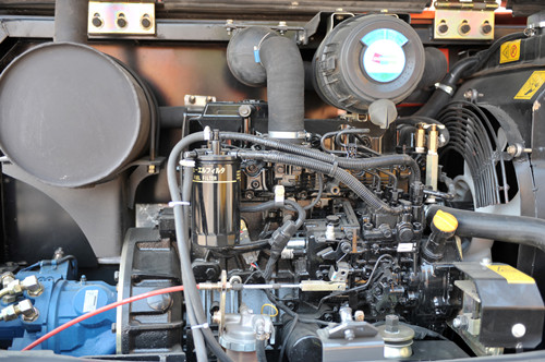 消息挖掘机发动机舱