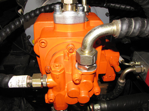 小型挖掘机主泵