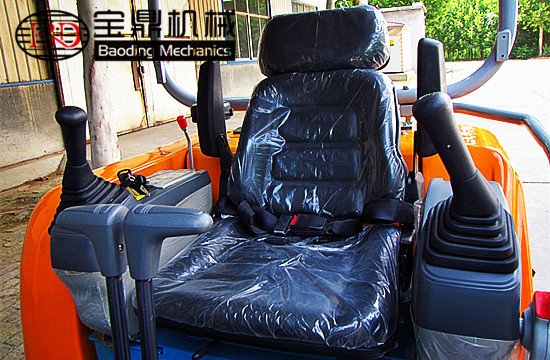 宝鼎23微型挖掘机驾驶室布局 宝鼎23微型挖掘机驾驶室布局