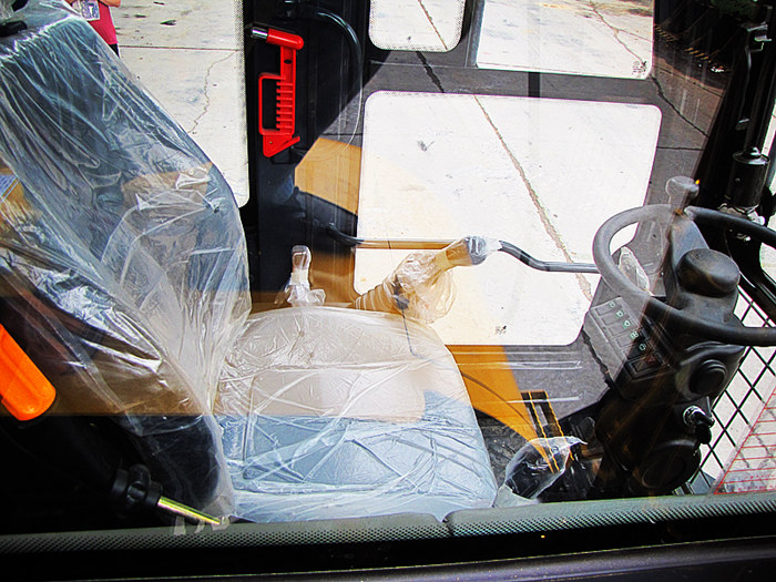 新款抓木机驾驶室座舱图