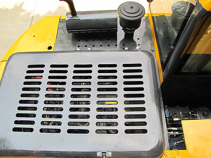 新款抓木机机舱外部图