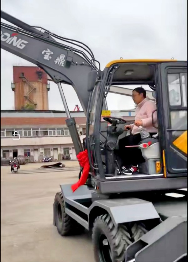 女士开宝鼎轮式挖掘机 女士开宝鼎轮式挖掘机