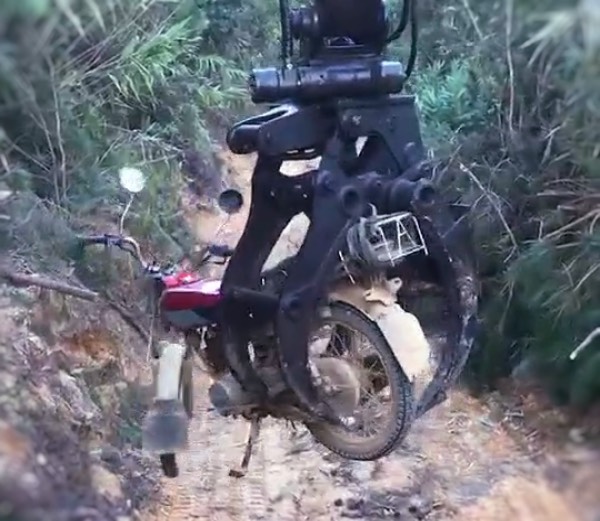 抓木机抓摩托 抓木机抓摩托