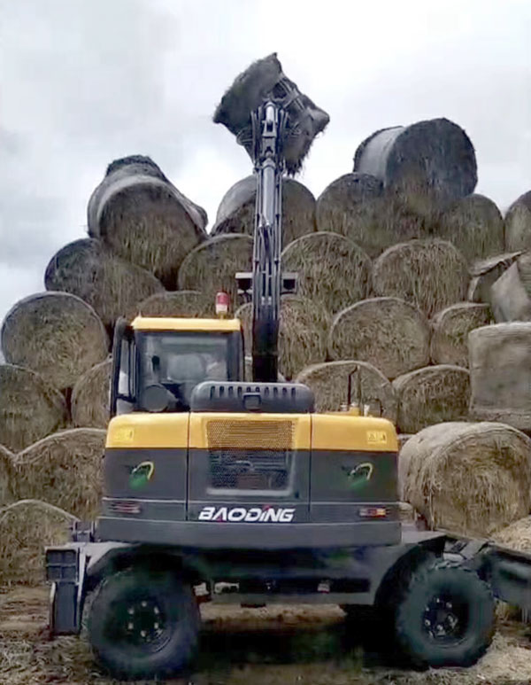 抓木机抓草捆现场.jpg 抓木机抓草捆现场.jpg