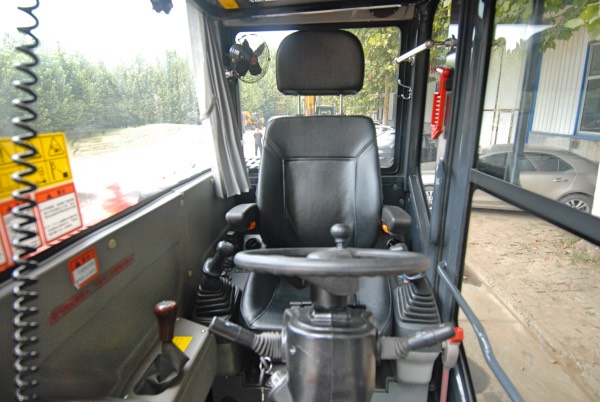 轮式挖掘机驾驶室.jpg 轮式挖掘机驾驶室.jpg