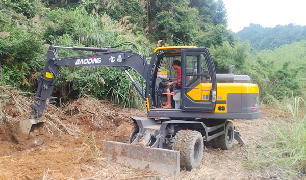 轮式挖掘机爬坡作业 轮式挖掘机爬坡作业