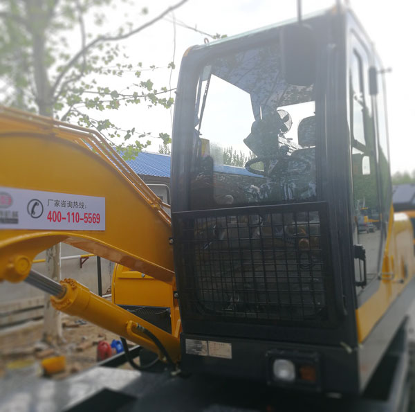 宝鼎抓木机驾驶室.jpg 宝鼎抓木机驾驶室.jpg