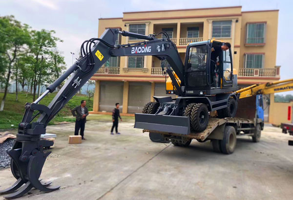 轮式抓木机.jpg 轮式抓木机.jpg