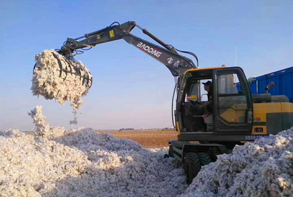 多功能轮式挖掘机抓棉花.jpg 多功能轮式挖掘机抓棉花.jpg