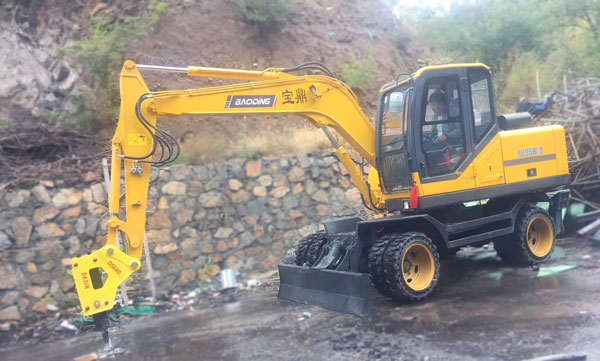 轮式挖掘机抓木机破碎锤.jpg 轮式挖掘机抓木机破碎锤.jpg