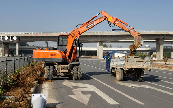 多功能轮式挖掘机80车型.jpg 多功能轮式挖掘机80车型.jpg