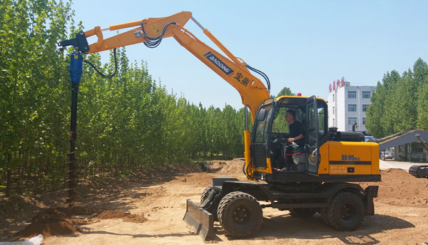 多功能轮式挖掘机95车型.jpg 多功能轮式挖掘机95车型.jpg