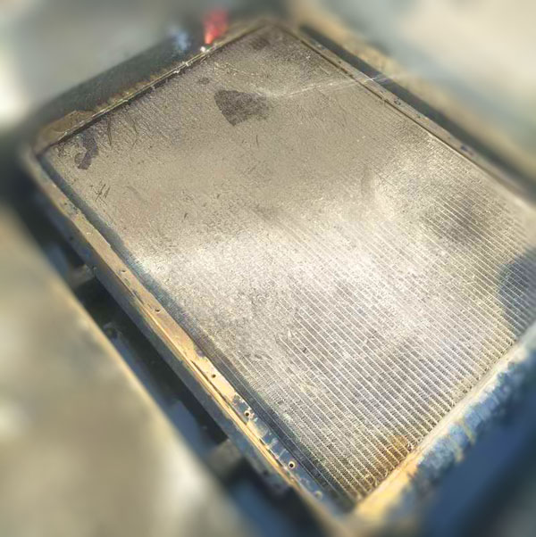 抓木机散热水箱.jpg 抓木机散热水箱.jpg