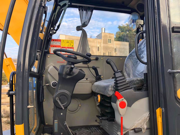 宝鼎抓木机冷暖空调驾驶室.jpg 宝鼎抓木机冷暖空调驾驶室.jpg