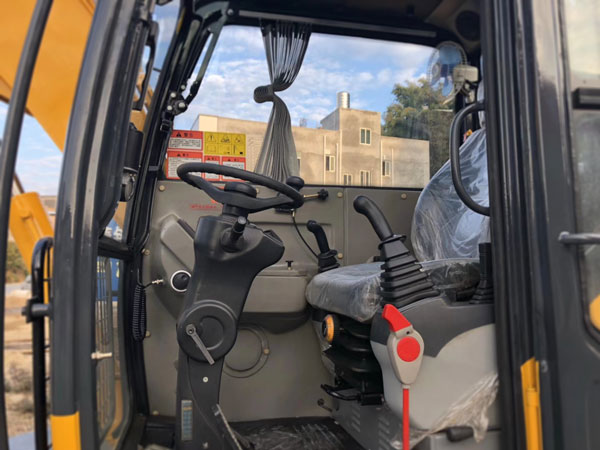 宝鼎抓木机95车型内饰.jpg 宝鼎抓木机95车型内饰.jpg