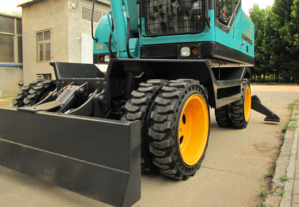 宝鼎95抓木机实心胎配置.jpg 宝鼎95抓木机实心胎配置.jpg