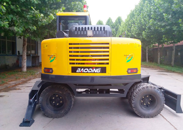 轮式抓木机支腿和推土铲.jpg 轮式抓木机支腿和推土铲.jpg