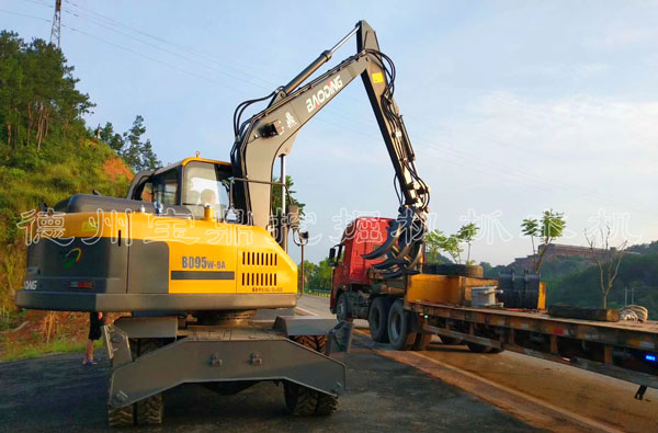 宝鼎95抓木机.jpg 宝鼎95抓木机.jpg