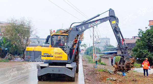 轮式抓木机上路作业.jpg 轮式抓木机上路作业.jpg