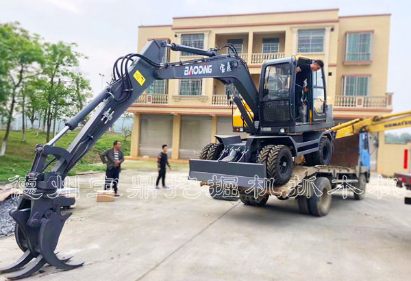 轮式抓木机.jpg 轮式抓木机.jpg