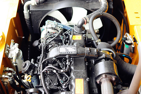 轮式挖掘机发动机部件图片 轮式挖掘机发动机部件图片