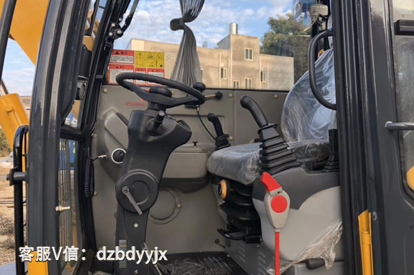 抓木机驾驶室.jpg 抓木机驾驶室.jpg