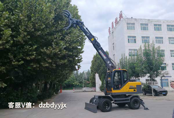 轮式抓木机.jpg 轮式抓木机.jpg