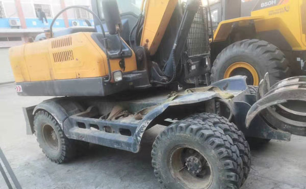 市场上的二手抓木机.jpg 市场上的二手抓木机.jpg