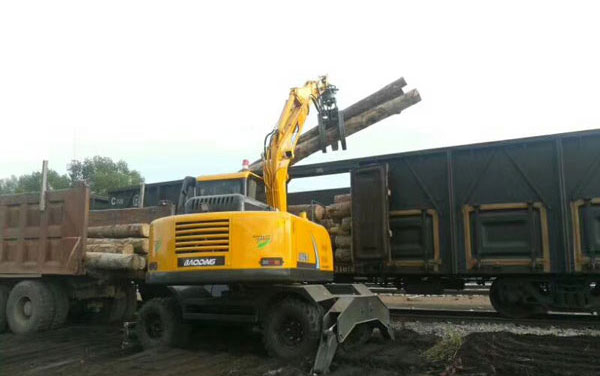 挖掘机抓木机轮式车型.jpg 挖掘机抓木机轮式车型.jpg