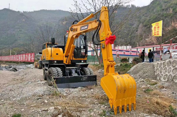 宝鼎轮式挖掘机.jpg 宝鼎轮式挖掘机.jpg