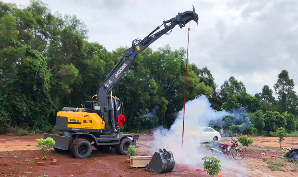 宝鼎抓木机交车现场.jpg 宝鼎抓木机交车现场.jpg