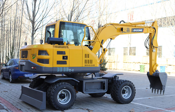 80轮式小挖掘机.jpg 80轮式小挖掘机.jpg