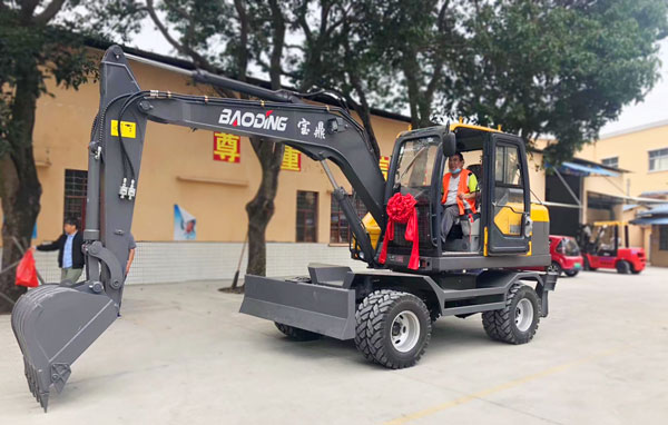 宝鼎95轮胎式挖掘机.jpg