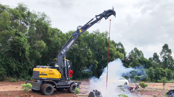 宝鼎轮式挖掘机交付现场.jpg 宝鼎轮式挖掘机交付现场.jpg