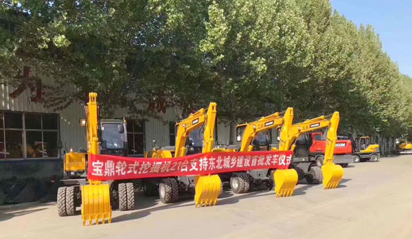 宝鼎轮式挖掘机批量交付.jpg 宝鼎轮式挖掘机批量交付.jpg
