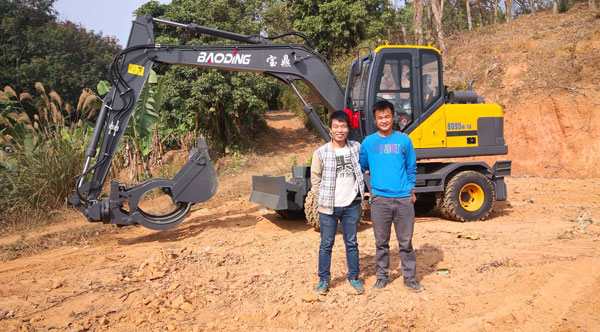 宝鼎轮式挖掘机.jpg 宝鼎轮式挖掘机.jpg