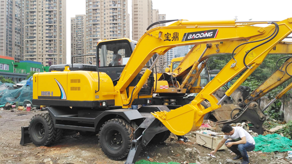 宝鼎轮式挖掘机.jpg