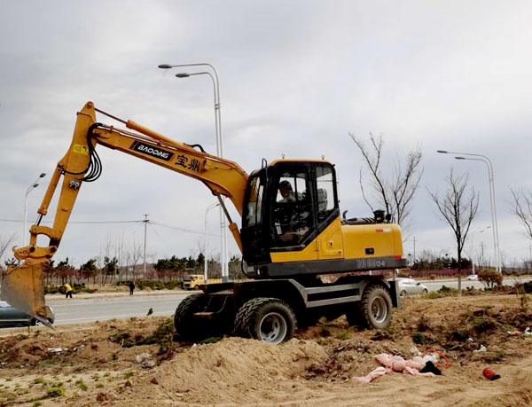 宝鼎80轮式挖掘机.jpg 宝鼎80轮式挖掘机.jpg